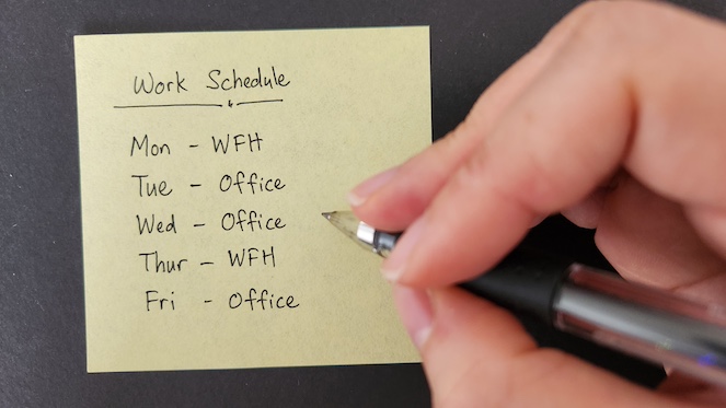 Sticky note with hybrid work model scheduled out, where Monday and Thursday are work from home days