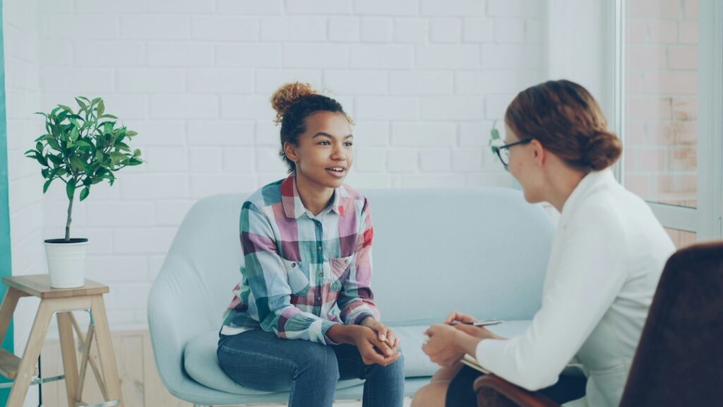 A boss having a one-on-one conversation with one of her employees.